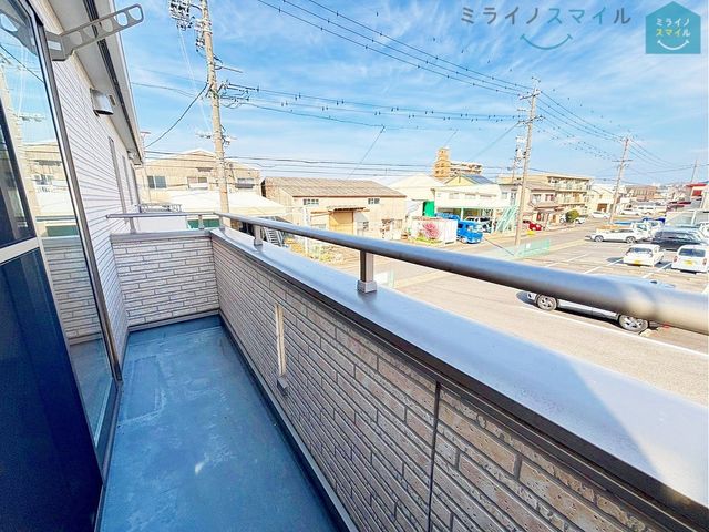 陽当りの良いバルコニーは物干しセットを追加してたくさんのお洗濯物が干せるのが魅力です!