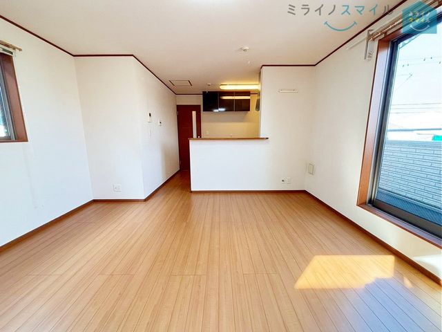 家族が自然に集まる広さ!大画面TVも余裕で配置できます♪インテリアプランの考察はかどるワイドなリビングです♪