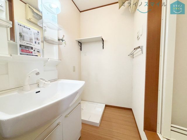 シンプルで無駄のないおしゃれな洗面台♪蛇口が上から出ているので水垢もつきにくく掃除も楽ちん!