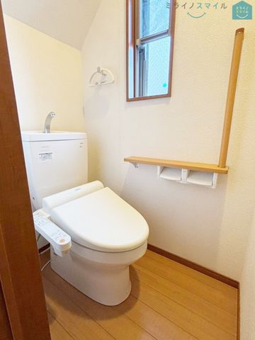 白を基調とした清潔感のあるシンプルで使いやすい高性能トイレです♪