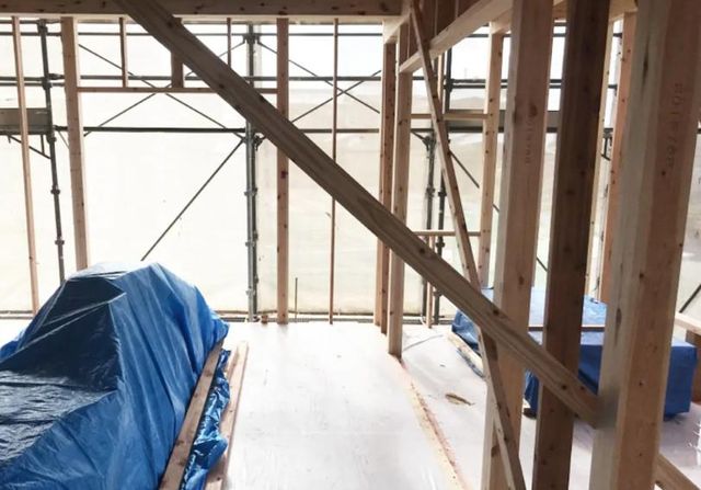 「木造軸組み工法」は土台、柱、梁などの住宅の骨格を木の軸で造る工法。接合部には補強金物を取り付け、床には構造用合板を使用するなど、強い耐震性・耐久性を発揮しています。