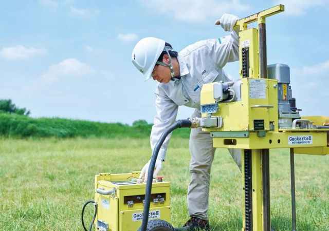 新築の住宅において、基礎着工前に地盤調査会社による地盤調査を行っています。調査結果を元に、必要に応じた、地盤補強等を実施し、不同沈下しないよう対策をとっております。