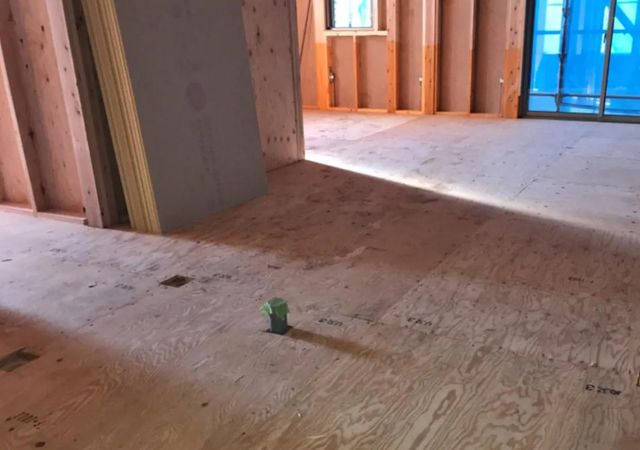これは構造用面材を土台と梁に直接留めつける工法で、床をひとつの面として家全体を一体化することで、横からの力にも非常に強い構造となります。家屋のねじれを防止し、耐震性に優れた効果を発揮します。