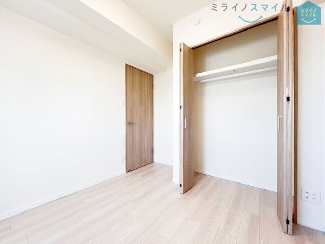 頭棚とハンガーラックが標準装備のクローゼットは洋服をキレイに収納できます♪