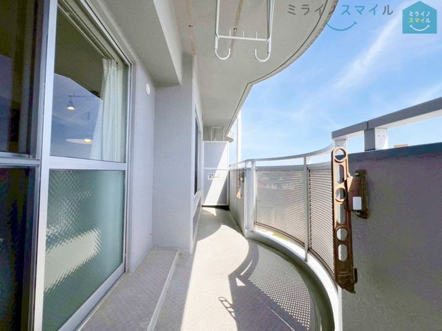 陽当りの良いバルコニーは物干しセットを追加してたくさんのお洗濯物が干せるのが魅力です!