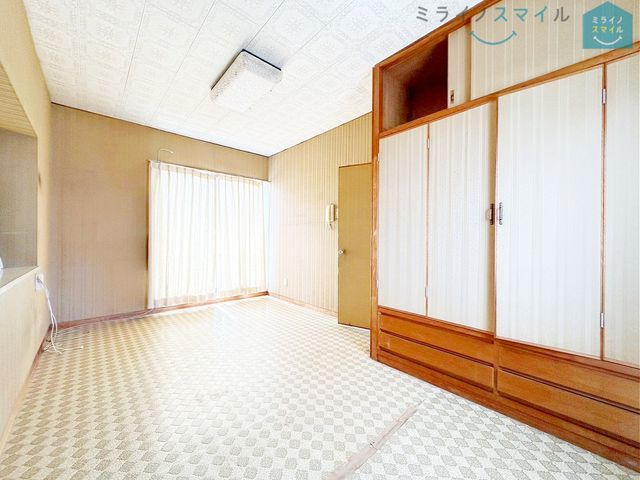 バルコニーに面した明るい洋室です!木の温もりがやさしいフローリングの落ち着くお部屋♪