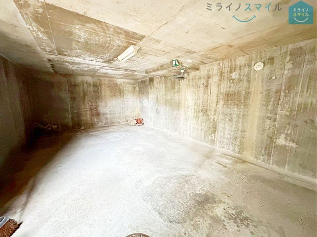 車が屋内に保管されるため、外部の汚れやほこり、紫外線などから車を守ることができます◎