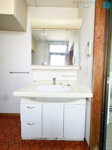 シンプルで無駄のないおしゃれな洗面台♪蛇口が上から出ているので水垢もつきにくく掃除も楽ちん!