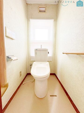 白を基調とした清潔感のあるシンプルで使いやすい高性能トイレです♪