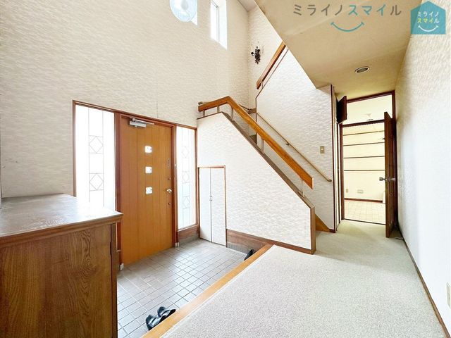 ゆったりとした玄関で、靴の脱ぎ履きも楽々です!シューズボックス付きで玄関がいつもきれいな状態を保てます♪玄関上部は吹き抜けになっています♪♪光が良く入り風通しも良好!