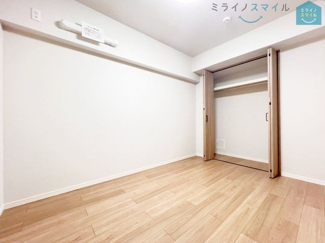 枕棚とハンガーパイプが標準装備の機能的なクローゼットは、大切なお洋服をきれいな状態で収納できます！また、収納ボックスなどを配置して使えば、多様な使い方が出来、収納の幅が広がります！