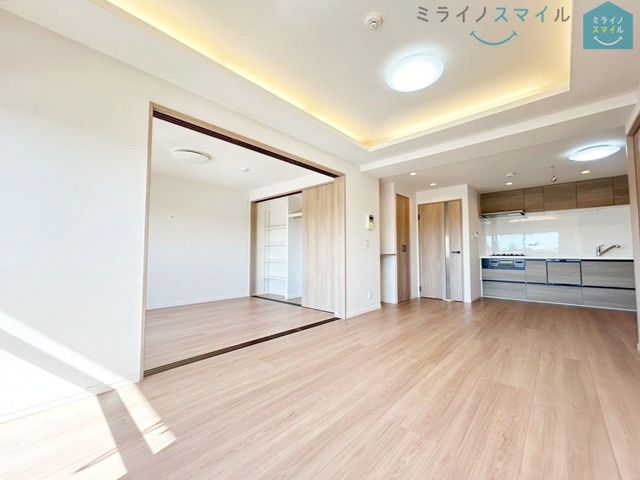 南面LDK+隣接洋室、間仕切りを開放すれば計22.4帖のおもてなしスペースに!お友達を呼んでお食事会も開けます ♪