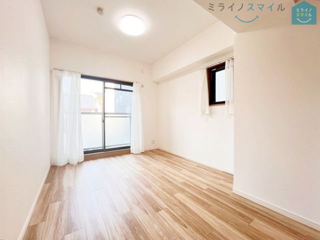 バルコニーに面した明るい6.3帖の洋室です！木の温もりがやさしいフローリングの落ち着くお部屋♪