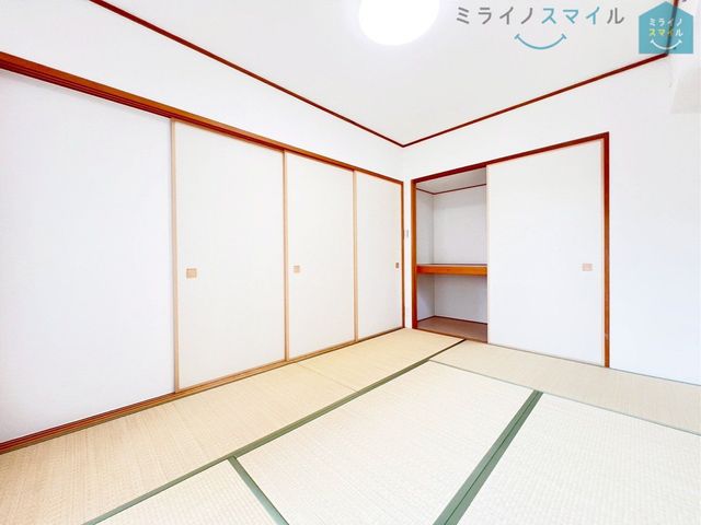 押入れ付きの6.0帖の和室です♪ゲストルームやお子様の遊び場など使い勝手が良く、１室は欲しい和室です♪