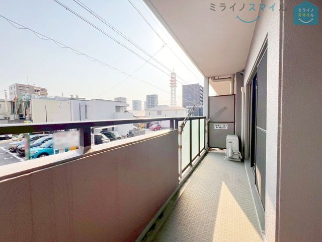 南向きで陽当りの良いバルコニーは物干しセットを追加してたくさんのお洗濯物が干せるのが魅力です！
