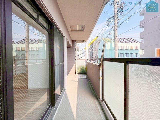 3面バルコニーで独立性が高く、窓やカーテンを開けておきやすいので、通風・採光良好です♪