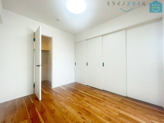 収納力が魅力のウォークインクローゼット付きです！お洋服をまとめておけるので、朝の服選びの時間の短縮にも◎広いスペースがあることで通気性を確保し、カビなども防止できます♪