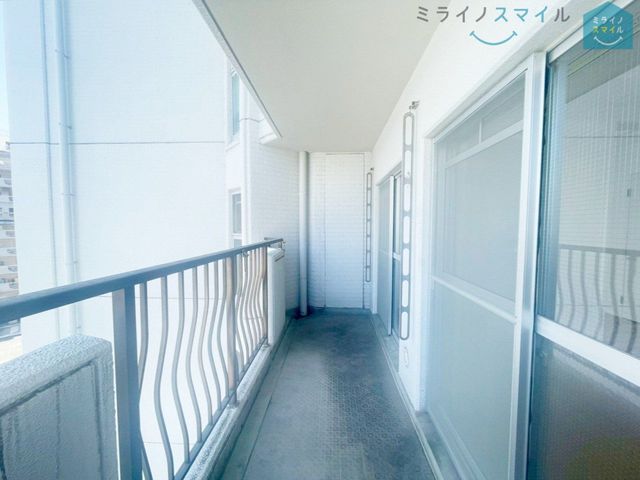 陽当りの良いバルコニーは物干しセットを追加してたくさんのお洗濯物が干せるのが魅力です！