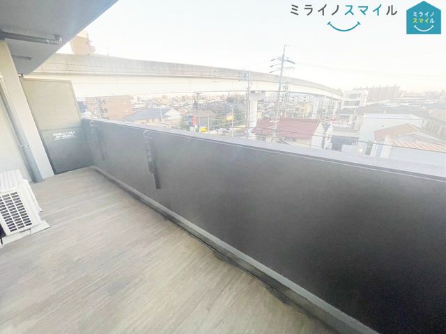 南向きで陽当りの良いバルコニーは物干しセットを追加してたくさんのお洗濯物が干せるのが魅力です!