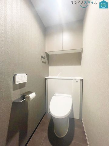 手洗い場付きのタンクレストイレです!タンクがない分スペースが広く感じられます!連続で水が流せられ、お掃除も楽々です♪