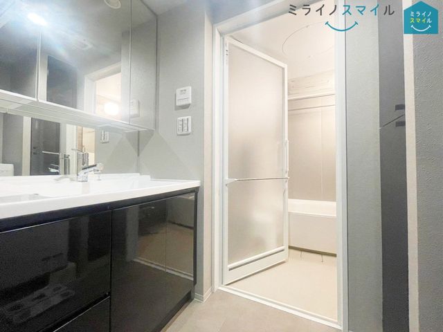 衣服の着脱が楽にできる広さの脱衣所です♪ランドリーコーナーも洗面化粧台の前にございます♪