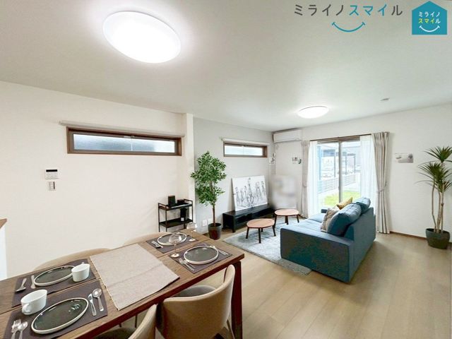 ナチュラルな木目質の床から木のぬくもりを感じられる広々とした16.5帖のリビングルームです♪