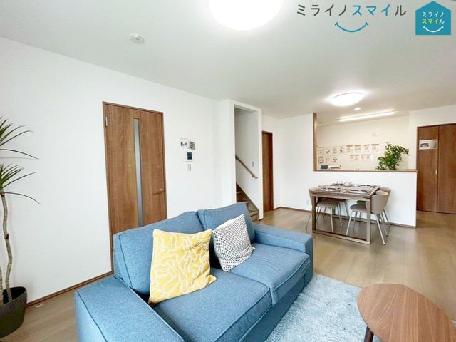 家族のコミュニケーションが増えるリビング階段を採用！ご家族の帰宅・外出が把握しやすく、視覚的にもリビングを開放的に演出してくれます♪