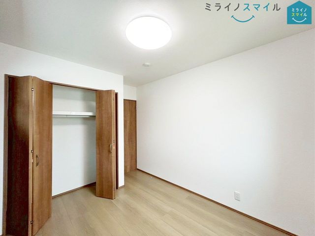 枕棚とハンガーパイプが標準装備の機能的なクローゼットは、大切なお洋服をきれいな状態で収納できます！また、収納ボックスなどを配置して使えば、多様な使い方が出来、収納の幅が広がります！