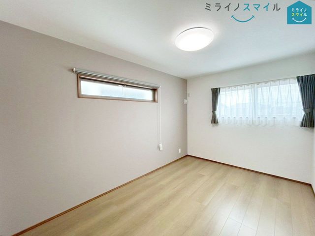 明るい6.7帖の洋室です！木の温もりがやさしいフローリングの落ち着くお部屋♪