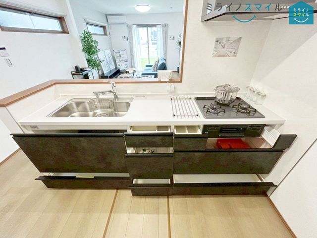 ゆったり足が伸ばせる浴槽で、毎日の疲れを癒やすバスタイムを実現！浴室乾燥機付きで、夜にお洗濯をする方でもスッキリ乾かせます♪