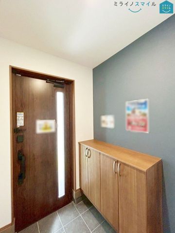住まう人も来客も入った時にワクワクさせてくれるオシャレな玄関。収納もたっぷりあるので、靴がたくさんあっても安心！気持ちの良い朝は、毎日ここからスタートしていきます♪
