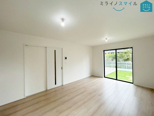 室内にいてもたっぷりの陽光と爽やかな風を感じていただける、開放感あふれるリビングです！ご家族と穏やかに過ごす、心地の良い時間が流れます♪