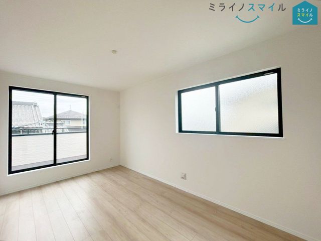 バルコニーに面した明るい7.5帖の洋室です！木の温もりがやさしいフローリングの落ち着くお部屋♪