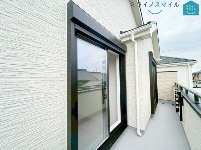 南向きで陽当りの良いバルコニーは物干しセットを追加してたくさんのお洗濯物が干せるのが魅力です！