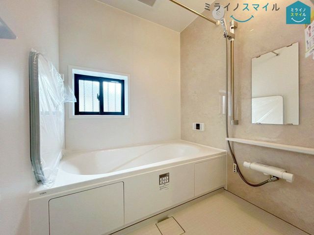 洗面台横にランドリーコーナーもゆったり！ドラム式も置ける余裕のある脱衣所です♪