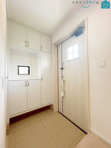 住まう人も来客も入った時にワクワクさせてくれるオシャレな玄関。収納もたっぷりあるので、靴がたくさんあっても安心！気持ちの良い朝は、毎日ここからスタートしていきます♪