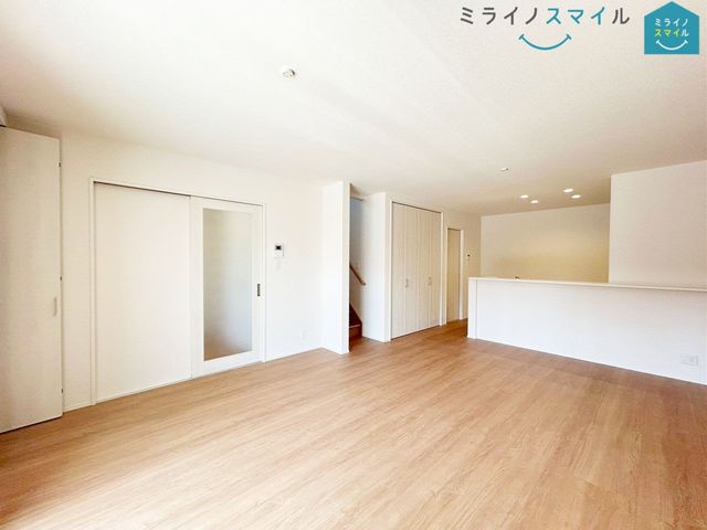 室内にいてもたっぷりの陽光と爽やかな風を感じていただける、開放感あふれるリビングです！ご家族と穏やかに過ごす、心地の良い時間が流れます♪