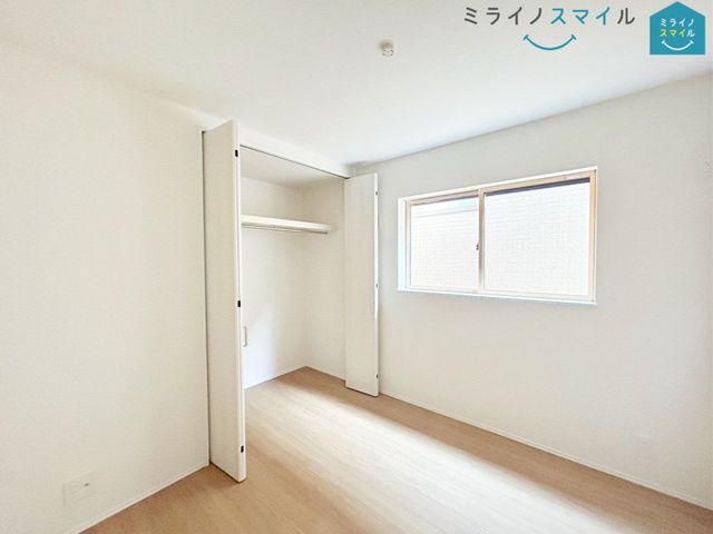 全居室収納あり！それぞれのお部屋にスペースがあるのでプライベートな荷物でも身近に置くことが出来ます♪