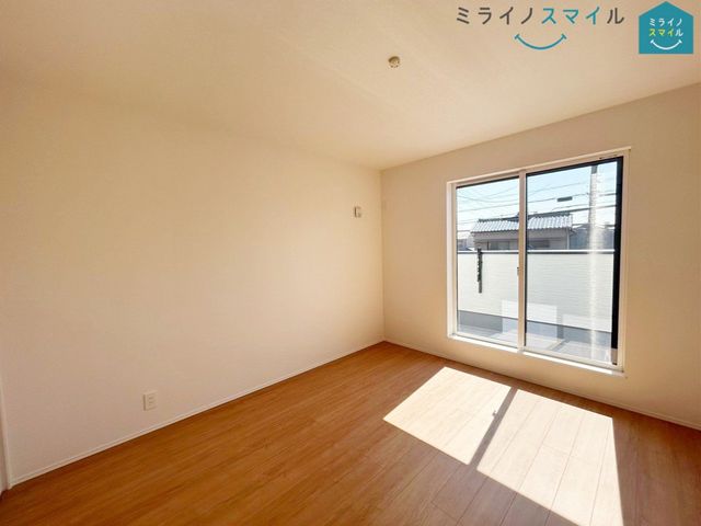 バルコニーに面した明るい7.0帖の洋室です！木の温もりがやさしいフローリングの落ち着くお部屋♪