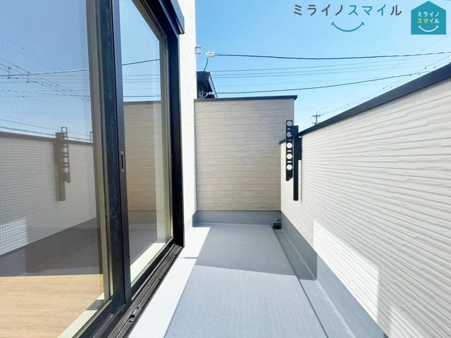 南向きで陽当りの良いバルコニーは物干しセットを追加してたくさんのお洗濯物が干せるのが魅力です！