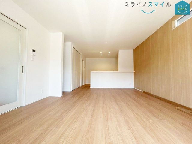 ナチュラルな木目質の床から木のぬくもりを感じられる広々とした18.1帖のリビングルームです♪