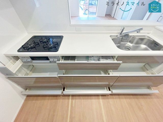 収納スペース・作業スペースが広いシステムキッチンは奥様にうれしいポイント! 調理動線を考慮したシステムキッチンで、快適にお料理ができます♪