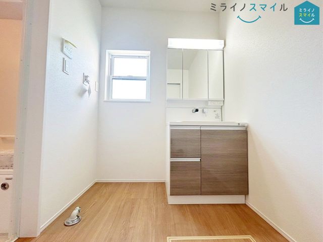 洗面台横にランドリーコーナーもゆったり！ドラム式も置ける余裕のある脱衣所です♪